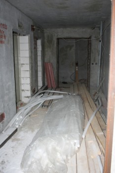 На первом этаже в 3-ем подъезде около лифтов