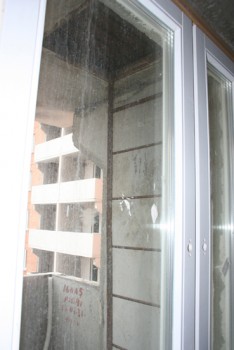 Пажарная лестница на болконе видна через окно