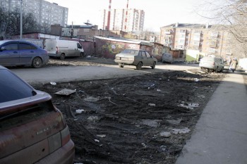 парковка на некогда газоне.jpg