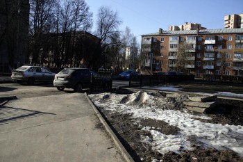 стройматериалы пролежали тут всю зиму - не убраны с осени до сих пор