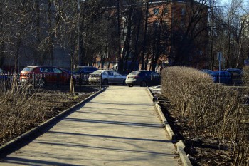 пешие дороги со сквера выходят для пешеходов на автостоянку -