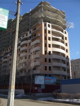 эркеры девятого этажа выложены светлым кирпичом