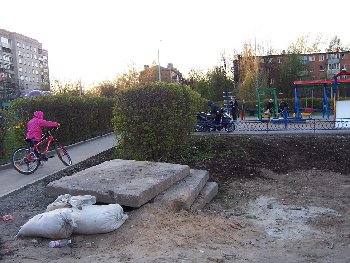 детская площадка на сквере.