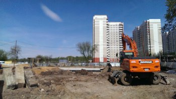 трактор готовит фундамент для 9 секции.