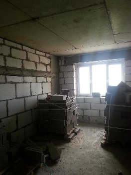 комната с щелью в стене