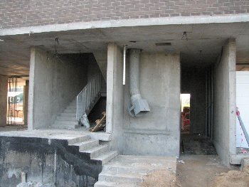 Запасной вход/выход со стороны дороги