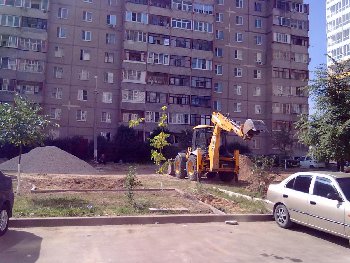 На Горького разбомбили двор между 9-ти этажками,делают новый я так понимаю.