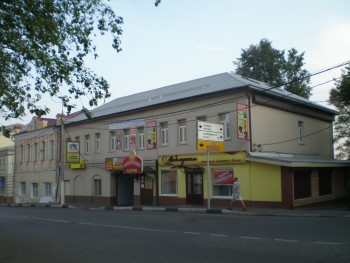 Дом напротив тоже &quot;блещет&quot;.