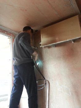 Варят трубы к батареи...