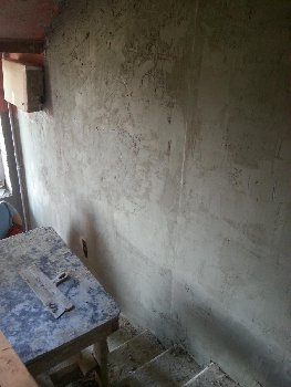 Штукатурят подьезд..