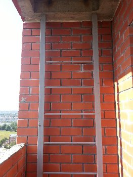 Лестница у стены а не посередине лоджии-это гуд)