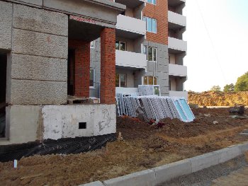 Оконные блоки у подъезда