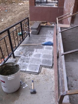 Вниз и в стену?