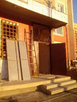 Входные двери установлены в обоих подъездах