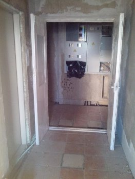 МОП: плитка уложена, тамбурные двери на этажах смонтированы, стены не отделаны.