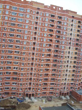 Рамы для остекления  установили  на всех этажах (со стороны двора) 2 подъезда . &quot;Стеклышки&quot; они за 1-2 дня вставят