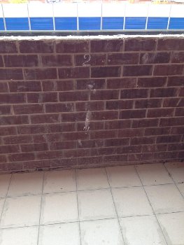 Номера этажей написаны мелом