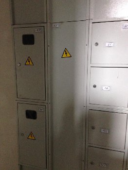 Электрощиты в коридоре на этаже