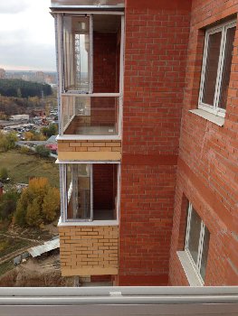 Панорамная лоджия третьей секции, вид из соседской однушки