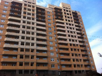 устанавливают двери на переходных балконах