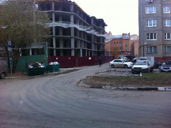 контейнер у соседнего дома как видно на фото он не заполнен до отвала !