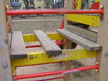 Этому аттракциону больше двух лет.