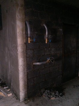 Стояк отопления за этой дверью, от него под стяжкой расходится по квартирам!