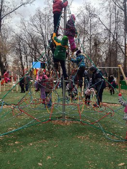 Задумка отличная, исполнение отвратительное, втулки, закрепляющие концы канатов внутренними острыми кромками перетирают эти самые какнаты (ужЕ!)