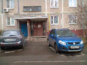 машины у подъездов на парковой улице