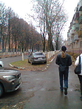 машины на газоне рядом с 19 школой