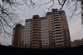 Заканчивают облицовку пожарных выходов дома№5.