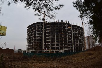 Дом №2 со стороны туннеля под объездной дорогой.