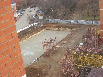 заливают фундамент-  несколько слоёв уже