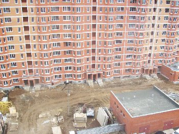 прокопали траншеюйку , вдоль  подъездов...