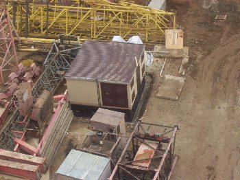 Как поставили, так и оставили... Насколько видела , при установке этих &quot;домиков&quot; , внутрь поставили , только   емкости в виде баков (2шт).  Что то типа трансформаторов (  я не разбираюсь)  оставили вне будок -видно на заднем плане (укрыты полиэтиленовой пленкой)...