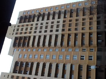 Видно, что на балконах стоят рамы