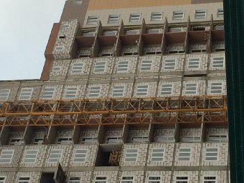 Там где торчит плита, вчера в 15.40 жгли костерчик, вероятно холодно строителям было.