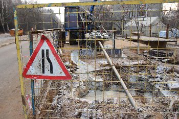 Протыкают канал для труб через автобусный круг. Чтобы не перекапывать Сосновую и Багратиона.