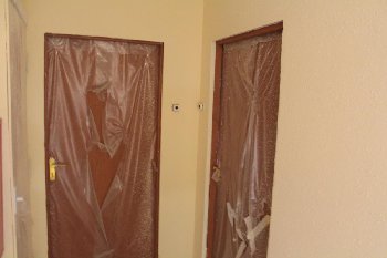 вот такие деревянные двери у всех стоят