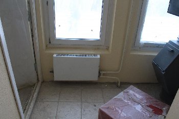 вход на этаж с лестницы, мусоросброс справа, батареии прикрыты декором