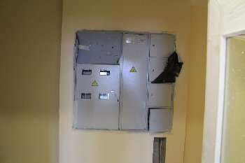 эл.щиток с электронными счетчиками, справа дверци маленькие, там пока только для тв шнурок