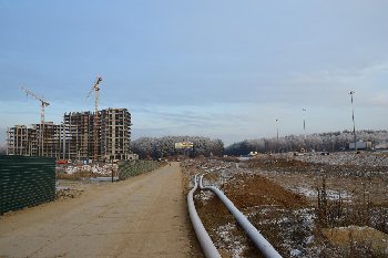 И примерно так наверное будет выглядеть заезд-выезд в тоннель.И собственно эта (пока строительная времянка)соединит Сосновую вдоль леса и Циалковского.