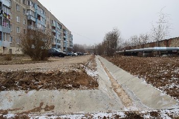 А вот этот открытый арык скорее всего наша будущая ливнёвка.Круто!