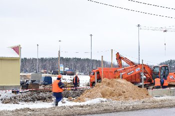 30.01.15 Дренажную траншею (ливнёвку) роют.