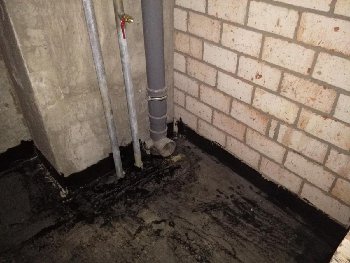 чтобы провести трубы на кухню придется, долбить стену