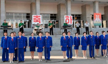 Участники передового вокально-инструментального ансамбля ?Пускай не заходит солнце над родиной сонгун? исполнили ряд музыкальных композиций в современных ритмах.