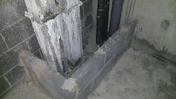 Короб в гардеробной рядом с кухней.