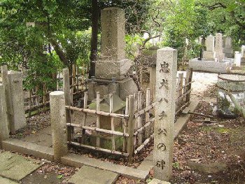 могила-мемориал Хатико на станции Сибуя(Япония)