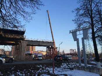 через ул. Молодёжную кинули балки