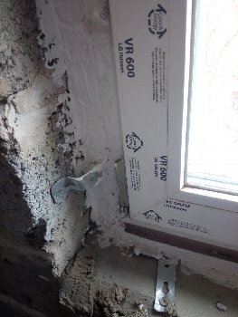 Кто-нибудь в курсе как на торчащие пластины крепежа окон поставить откосы?